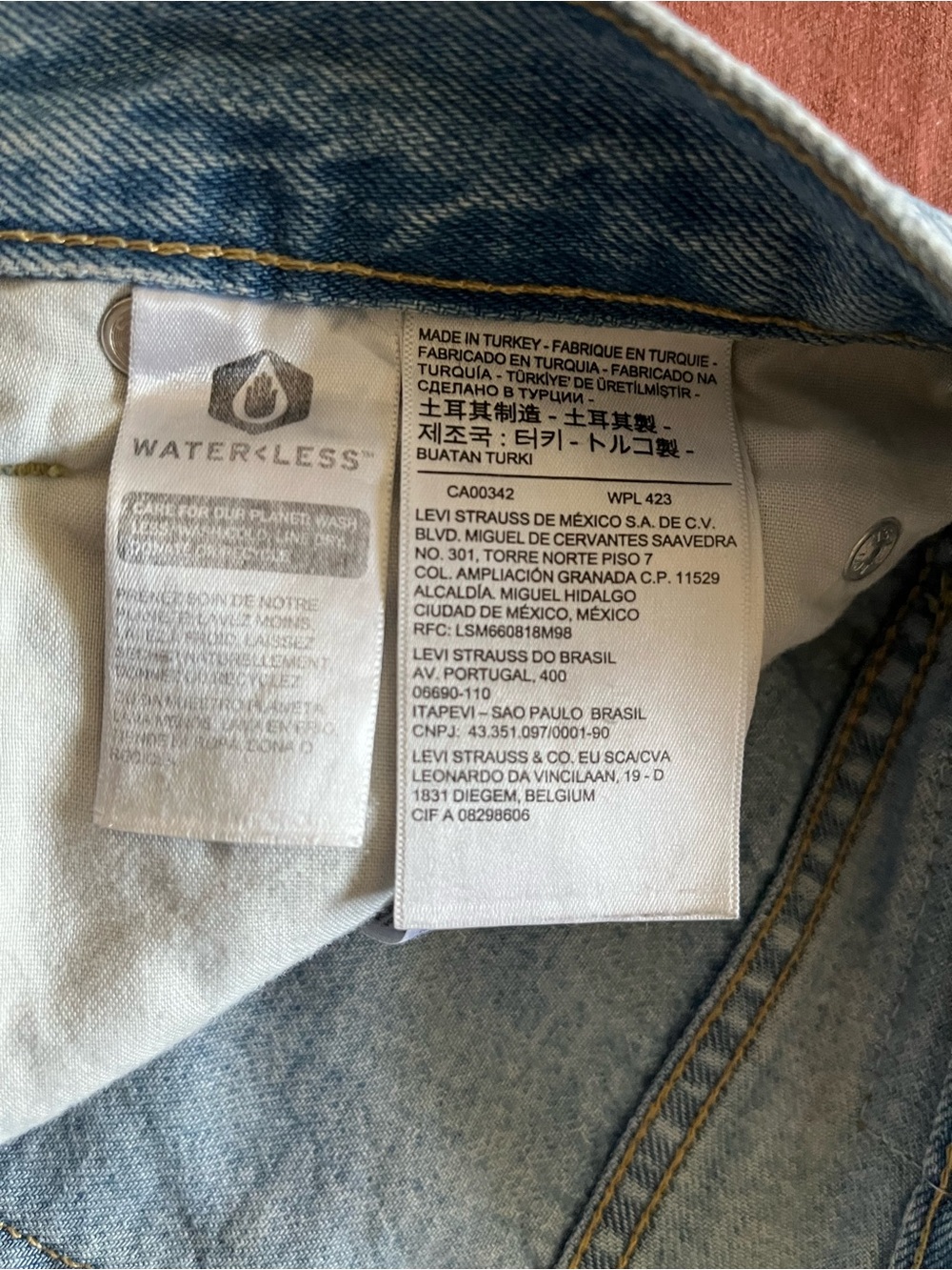 Levi’s Ribcage Shorts - Picture 4 of 5